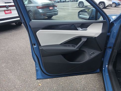 New 2025 Volkswagen Tiguan SE image 10