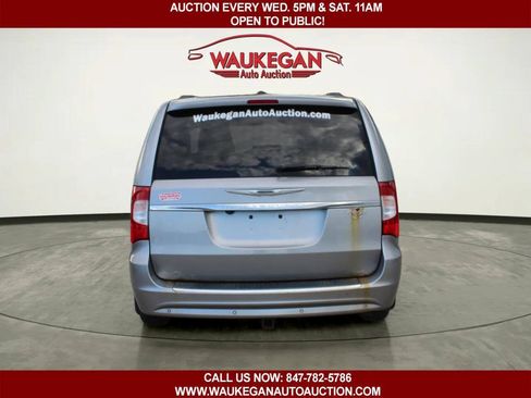 Used 2013 Chrysler Town & Country Touring-L w/ Driver Convenience Group FWD image 6