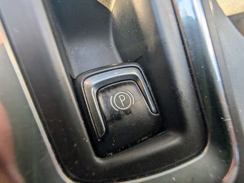 Used 2018 Chevrolet Equinox LT FWD image 24
