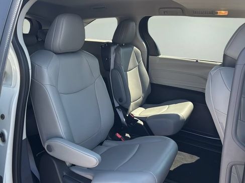 Used 2023 Toyota Sienna XLE FWD image 11