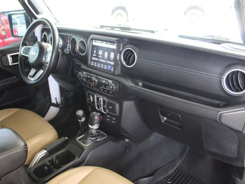 Used 2018 Jeep Wrangler Unlimited Sahara AWD/4WD image 16