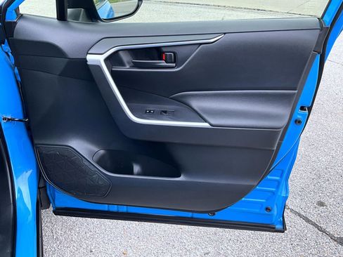 Used 2019 Toyota RAV4 LE w/ Carpet Mat Package AWD/4WD image 18