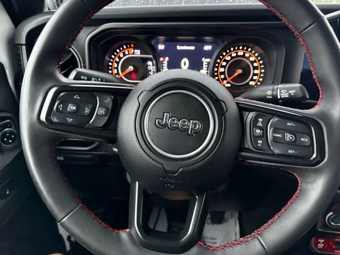 Used 2024 Jeep Gladiator Rubicon AWD/4WD image 16