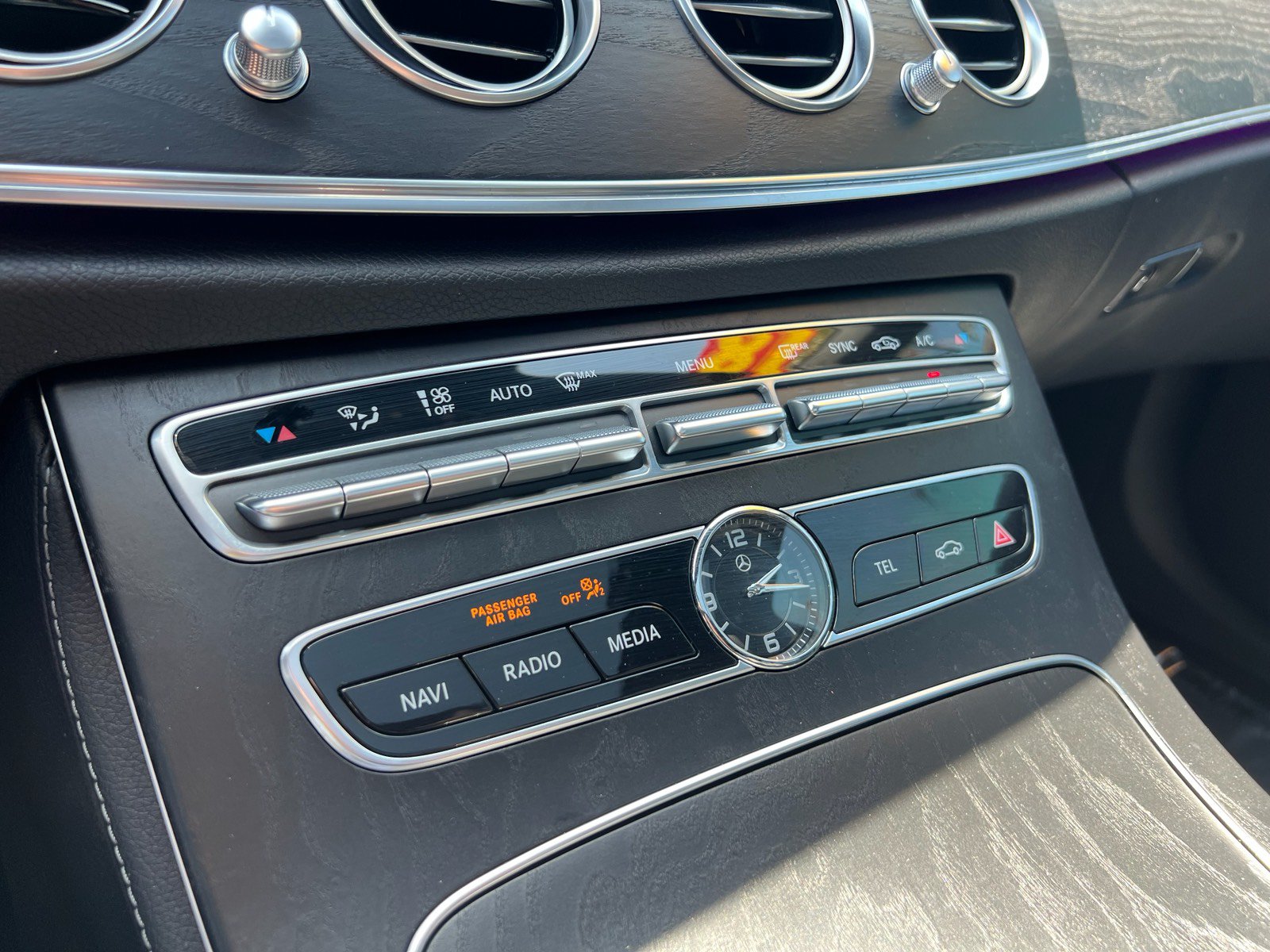 Used 2018 Mercedes-Benz E 400 4MATIC Sedan w/ Premium 3 Package image 25