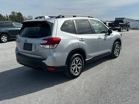 Used 2022 Subaru Forester Premium image 3