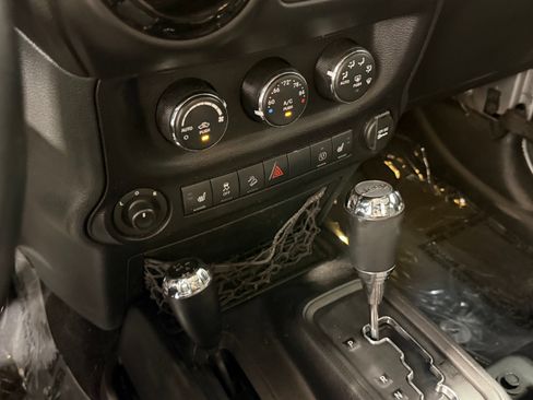 Used 2015 Jeep Wrangler Unlimited Sahara AWD/4WD image 41