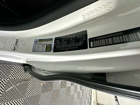 Used 2024 Kia Carnival LX image 12