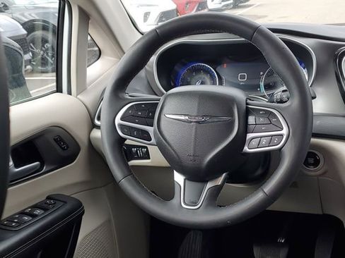 Used 2024 Chrysler Pacifica Touring-L FWD image 25