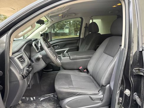 Used 2017 Nissan Titan SV image 9
