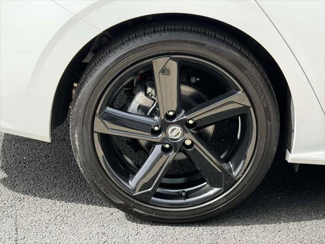 Used 2023 Nissan Sentra SR w/ Electronics Package FWD image 9