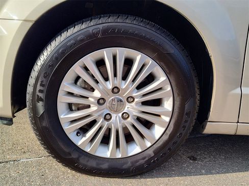 Used 2012 Chrysler Town & Country Limited w/ Luxury Group image 19