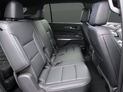 Used 2024 Chevrolet Traverse LT w/ Enhanced Driving Package AWD/4WD image 17