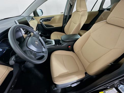 Used 2025 Toyota RAV4 LE image 13
