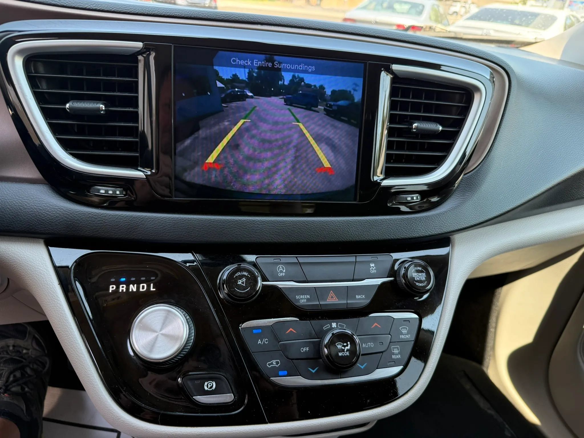 Used 2017 Chrysler Pacifica Touring Plus w/ Tire & Wheel Group FWD image 15