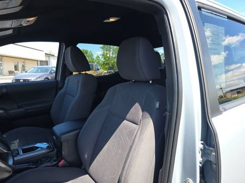 Used 2018 Toyota Tacoma TRD Sport AWD/4WD image 13
