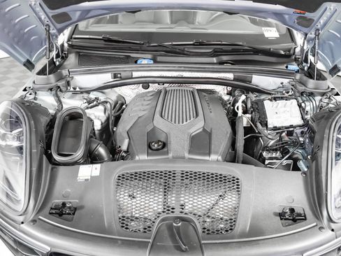 Certified 2022 Porsche Macan w/ Premium Package Plus image 13