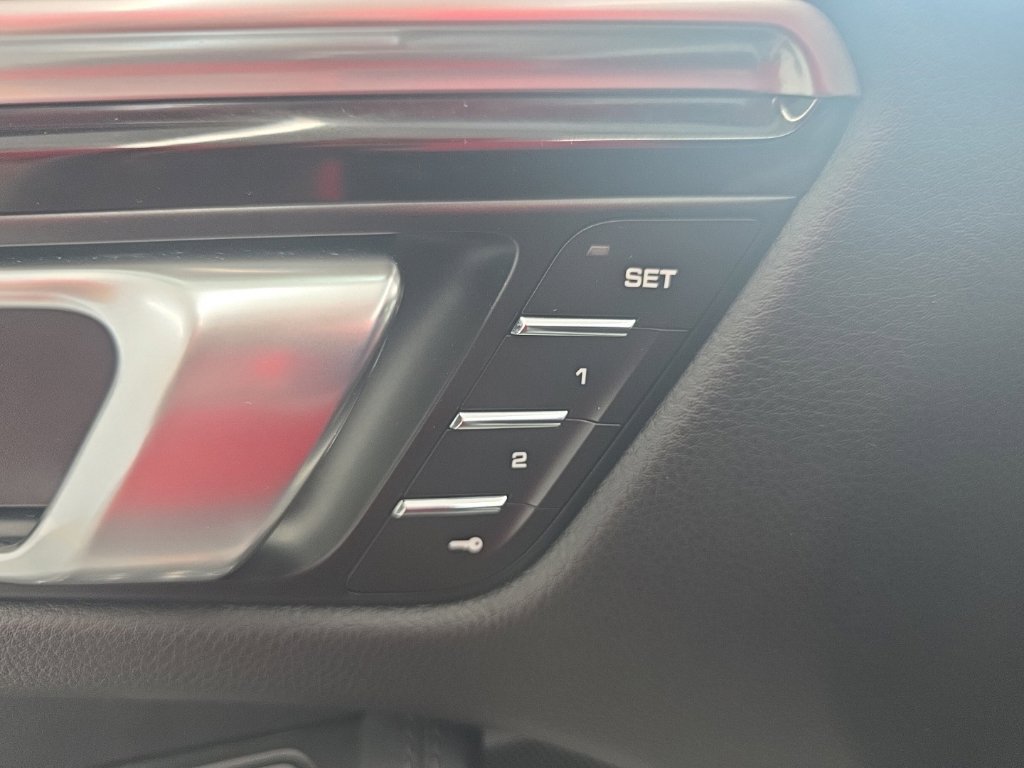 Used 2021 Porsche Macan AWD/4WD image 28