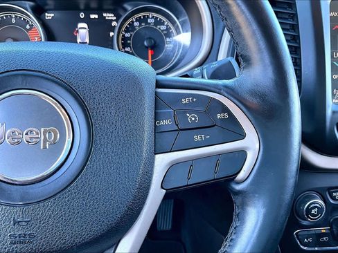 Used 2017 Jeep Cherokee Limited image 25