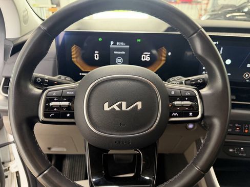 Used 2025 Kia Carnival FWD image 18