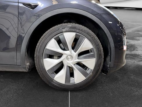 Used 2024 Tesla Model Y Long Range AWD/4WD image 33