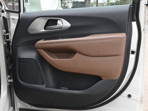 Used 2021 Chrysler Pacifica Limited w/ Uconnect Theater Family Group image 28