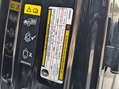 Used 2025 Jeep Wrangler Rubicon image 38