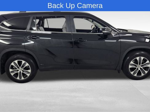Used 2024 Toyota Highlander XLE AWD/4WD image 2
