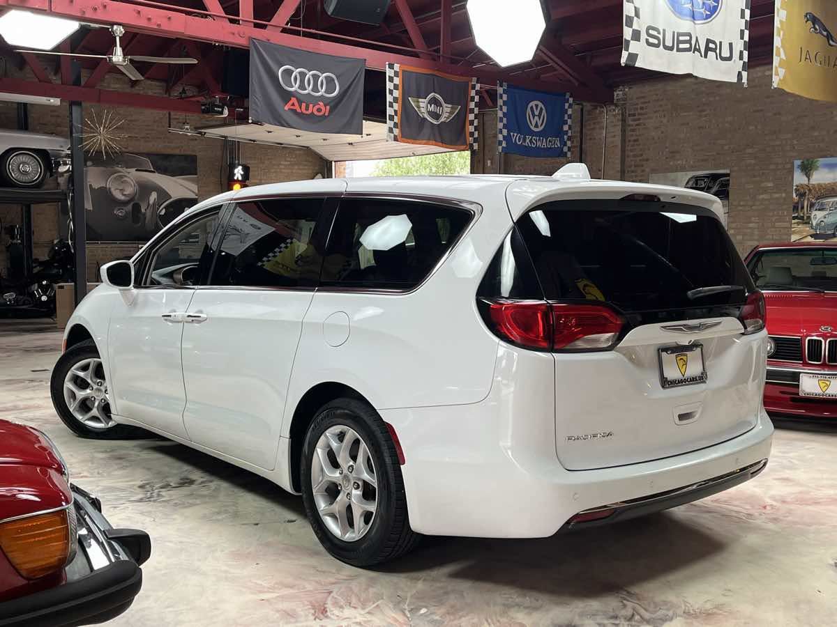 Used 2018 Chrysler Pacifica Touring Plus w/ Tire & Wheel Group FWD image 5