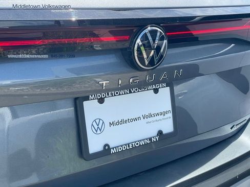 Certified 2025 Volkswagen Tiguan SE AWD/4WD image 32