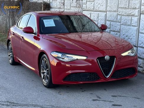 Used 2019 Alfa Romeo Giulia Sedan 4D image 3