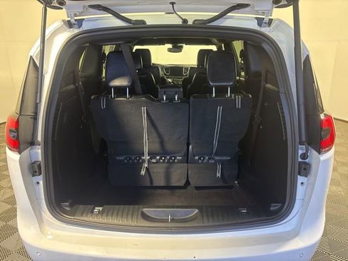 Used 2025 Chrysler Pacifica Select FWD image 8