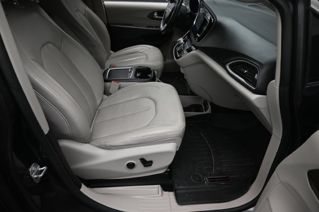 Used 2018 Chrysler Pacifica Touring-L Plus FWD image 9