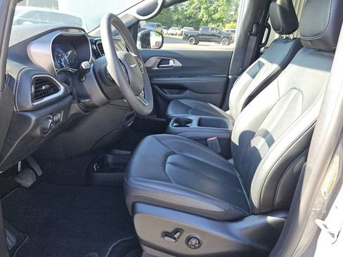 Used 2025 Chrysler Pacifica Select FWD image 10