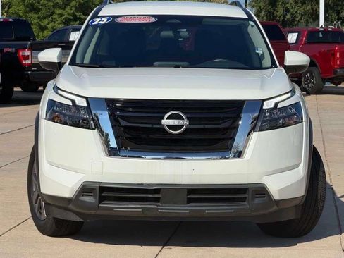 Used 2025 Nissan Pathfinder SV AWD/4WD image 2