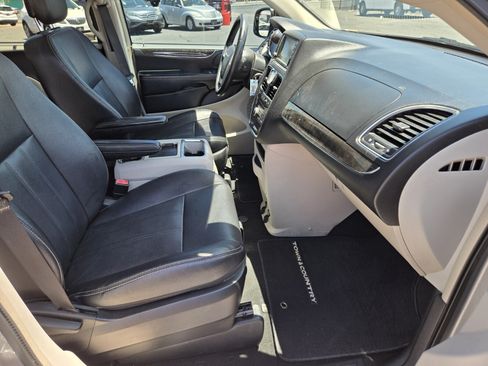 Used 2016 Chrysler Town & Country Touring FWD image 13