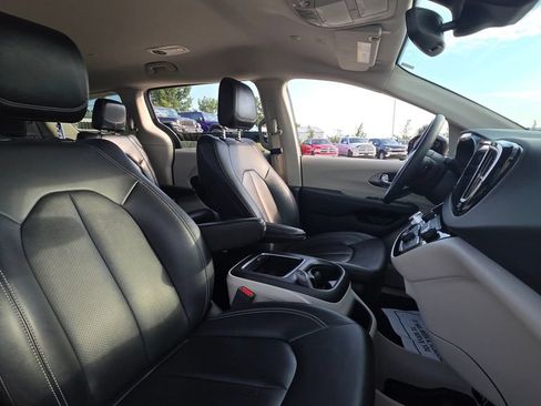 Certified 2024 Chrysler Pacifica Touring-L FWD image 13