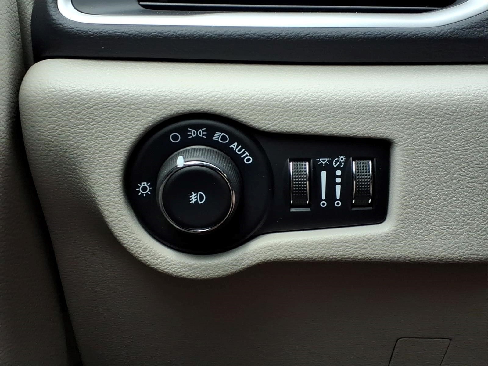 Used 2024 Chrysler Pacifica Touring-L FWD image 19