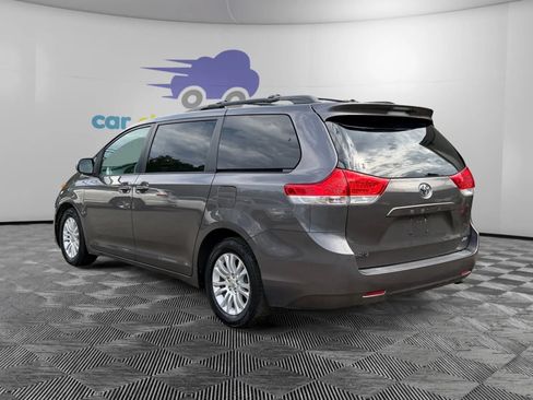 Used 2012 Toyota Sienna XLE w/ Entertainment Pkg FWD image 4
