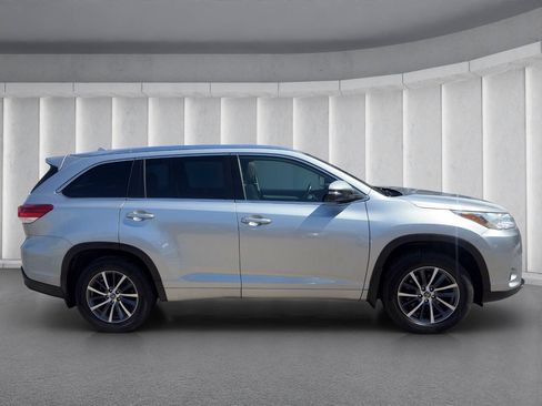 Used 2018 Toyota Highlander XLE AWD/4WD image 7