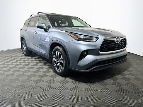 Used 2023 Toyota Highlander XLE AWD/4WD image 1