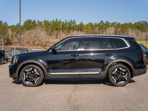Used 2023 Kia Telluride EX w/ EX Captain's Chair Package image 4