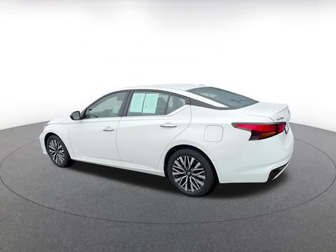 Used 2025 Nissan Altima 2.5 SV FWD image 10