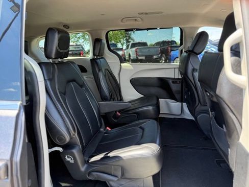 Used 2023 Chrysler Pacifica Touring-L FWD image 18