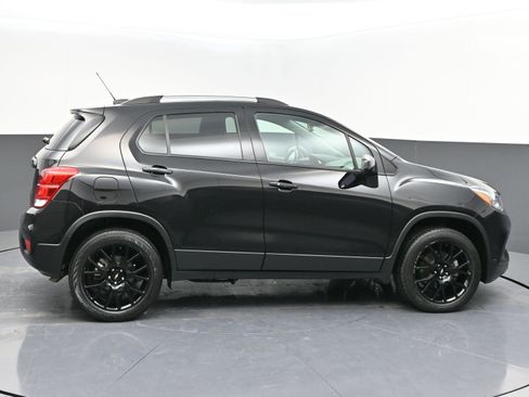 Used 2022 Chevrolet Trax LT w/ Midnight Edition image 8