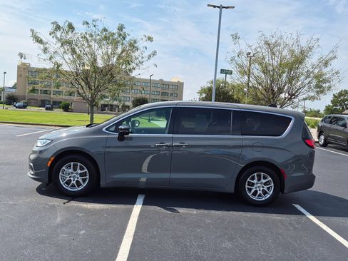 Used 2025 Chrysler Pacifica Select FWD image 6