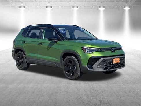 Used 2025 Volkswagen Taos SE AWD/4WD image 9