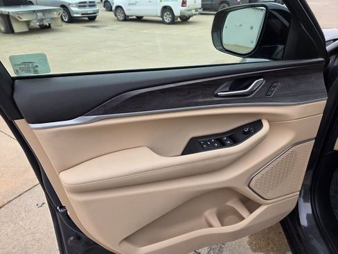 New 2025 Jeep Grand Cherokee Limited w/ Luxury Tech Group II image 22