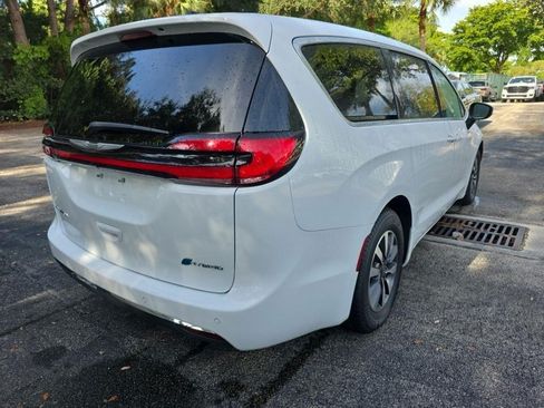 Used 2023 Chrysler Pacifica Touring-L FWD image 3