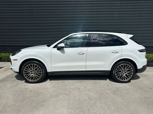 Used 2023 Porsche Cayenne Platinum Edition image 2