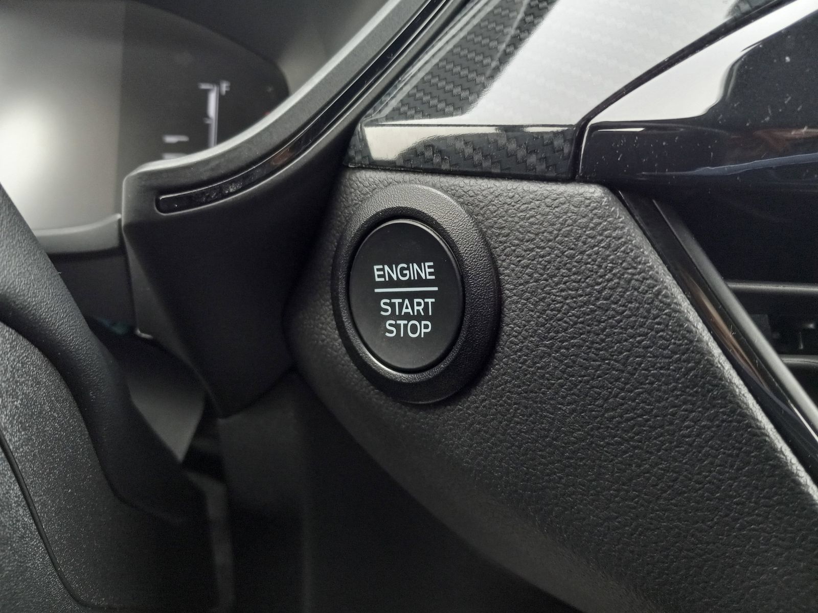 Used 2024 Ford Escape ST-Line w/ Cold Weather Package FWD image 25